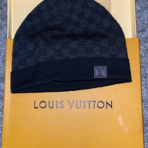 LV mössa  - Äkta LV mössa ny skick har använt typ 3 gånger boxen finns med fick den i present förra året så säljer den för ganska billigt pris eftersom den inte kommer till användning. Pris kan diskuteras 