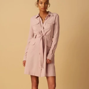 Adoore klänning  - Rosa adoore skjort klänning med knytning helt ny aldrig använd.