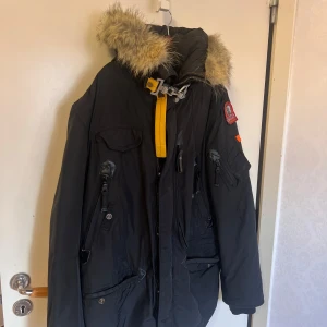 Parajumpers  - Storlek L men passar M med skulle jag säga.  Pälsen är i bra skick inga skador, använts bara några gånger.  