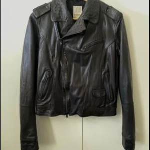 Diesel skinnjacka  - Snygg MC jacka ifrån Diesel. 100% lammskinn. Mycket lite använd så i fint skick! Storlek L Ca 100cm i omfång över byst. Ca 96cm i omfång över midjan. Ca 94cm i omfång längst ner.