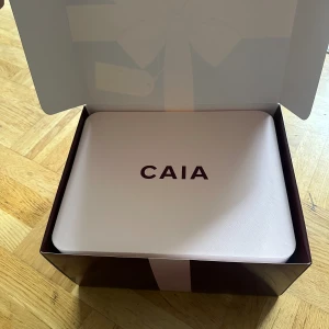 Caia advent kalender  - Köpte en caia adventskalender men har  ångrat mig och täntke ifall någon vill köpa av som inte lyckades få? Råkade bli en reva när kartongen skulle öppnas. Tänker smidigast om det går att mötas upp, men kan också skicka mot kostnad! 💫 Tar emot bud :)