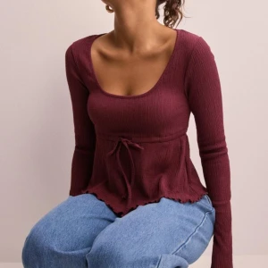 Vinröd topp - Superfin! nyskick. kommer inte till användning, köptes för 249kr