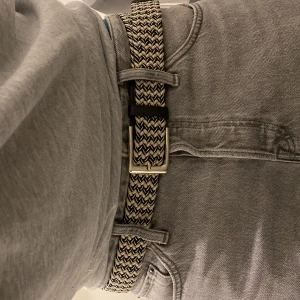 Flätat bälte - Riktigt snyggt flätat bälte med olika färger. Passar bra till dom flesta färger jeans och är perfekt till att bygga upp en outfit. Bältet är elastiskt och man kan sätta hål vart som helst eftersom att det är flätat