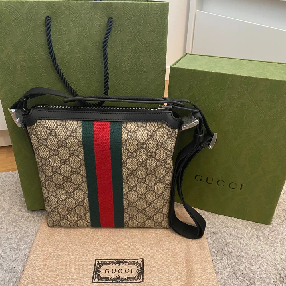 Gucci Messenger Bag i beige säljes. Väskan är i fint skick, har legat oanvänd i garderoben i flera år. Detta är en eftertraktad modell som ej längre säljs av Gucci. Priset kan diskuteras. Passa på!. Laukut & Käsilaukut.