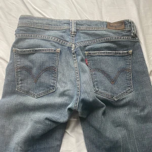 Vintage Levi’s bootcut - Säljer då de inte var min storlek. Lite trasiga längst ner.