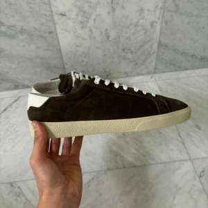 Saint Laurent Skor - Säljer nu dessa högt eftertraktade Saint Laurent skor. Skorna är i bra skick och har endast använts ett fåtal gånger. Endast skorna medföljer. Nypris: 6600 kr. Storlek: 43. Hör av er vid minsta fråga eller fundering :)