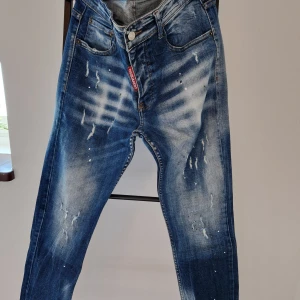 Dsquared2 jeans *NYA!* - Helt nya toppkvalitet Dsquared2 jeans storlek 31 mycket fina och bra design jeans. 