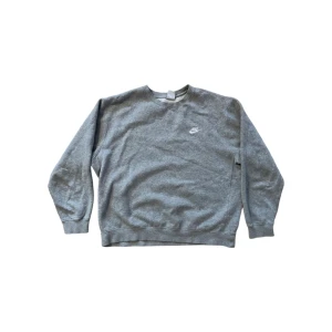 Nike sweatshirt  - Storleken är L men passar precis som M Skick: 8/10! Skriv om du har frågor eller vill se fler bilder 🕸️
