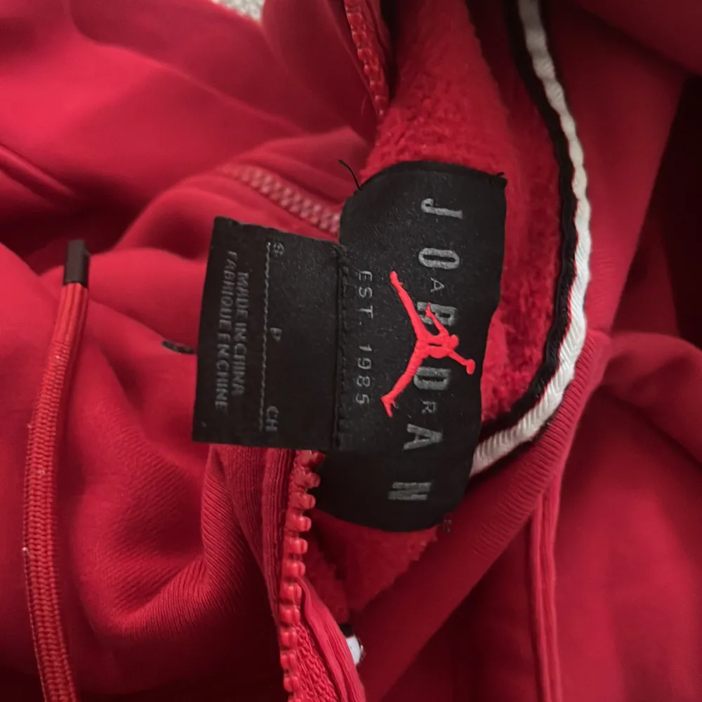 Röd Jordans zip up hoodie, passar S som lite oversized men M passar nog bra. Inget fel på den alls och har använts några gånger. Skriv för frågor osv, Ingen aning vad jag ska sälja för så kom privat🙏🏼🙏🏼. Hoodies.