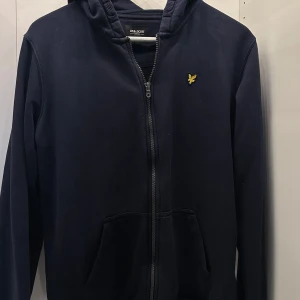 Lyle & Scott zip hoodie - Hej, säljer nu min lyle & scott hoodie då den är för liten för mig. Tröjan är i ett använt skick men det finns inga större defekter på den. Storleken är 14/15 men det motsvarar XS i herr storlek. Priset kan diskuteras vid snabb affär!