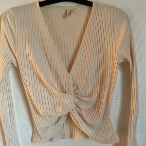 Beige / vit Tröja  - Söt tröja från Nelly som kan användes i många tillfällen !! Fin och i jättebra skick!❤️
