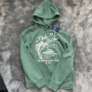 Ralph Lauren hoodie - Säljer nu denna väldigt snygga och eftertraktade Ralph Lauren hoodien eftersom jag inte använder den längre. Tagsen som finns på första bilden finns inte kvar längre. Hoodien är i nyskick och köptes för 3000kr i sommras mitt pris 1900 
