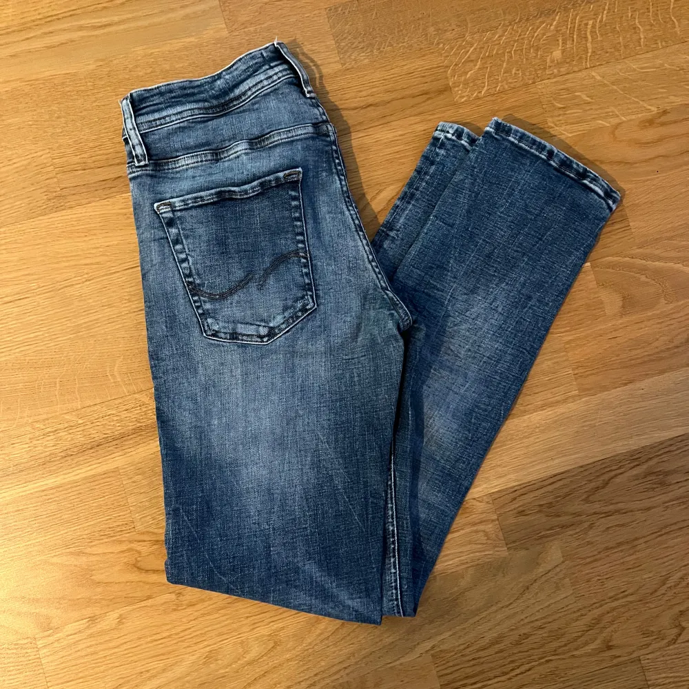 Ett par jack & Jones jeans med sjukt snygga slitningar. Skick 9/10. Storleken stämmer och har väldigt najs passform.. Jeans & Byxor.