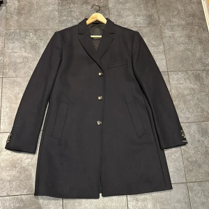 J.Lindeberg rock  - Säljer min J.Lindeberg rock  Skick: 9,5/10 varm och perfekt till vintern  Nypris: cirka 4500kr Mitt pris: 1000kr kan bli bättre vid snabb affär 