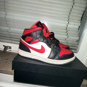 Jordan one mid  - Väldigt bra skick har bara lite creasad. Säljer med original kartong.