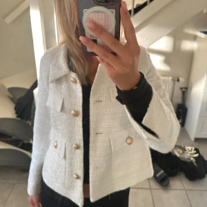 Snygg jacka - Säljer en super fin vit jacka då jag inte använder den längre. Köpt i slutet av sommaren, strl M🩷 Märket heter Dolce Cabo🩷