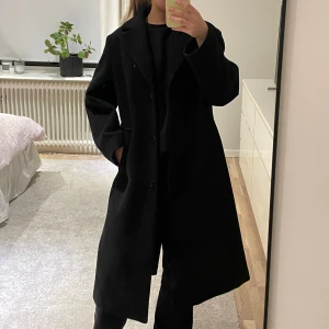 Kappa - Svart ullkappa från h&m. Använd en vinter men säljer nu då jag köpt en ny. Skicket är bra men är lite nopprig längst ut i armen men inget man stör sig på, skriv om ni vill se närmare 🥰