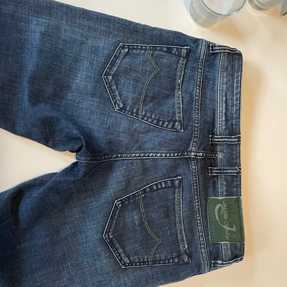 Säljer ett par snygga mörkblå jeans från Jacob Cohen 622 comfort. De har en klassisk femficksdesign och en bekväm passform. Jeansen har en stilren look. Perfekta för både vardag och fest! . Jeans & Byxor.