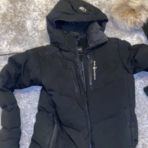 Sail Racing jacka  - Säljer även min Sail Racing jacka då det inte är min stil längre. Tyvärr inget kvitto.  Köpt på kidsbrandstore och är storlek S.  10/10 con, inga flaws såvida jag kan se😀