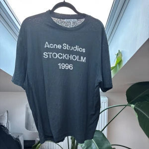 Acne studios T-shirt  - Använd 2 gånger  Perfekt skick  Oversized
