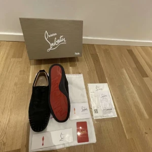 BARA BYTEN!! Christian Louboutin - Säljer ett par svarta loafers från Christian Louboutin. Skorna har den ikoniska röda sulan och är dekorerade med nitar på ovansidan. De är i nyskick och kommer med originalförpackning och tillbehör. Perfekta för en festlig kväll eller när du vill 