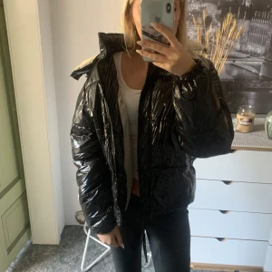 Vinter jacka - Säljer nu min vinterjacka jag inte använder längre även öppen för byte av en annan vinterjacka🩷 luvan har smink men går att ta av och tvätta (se sista bilden)🩷