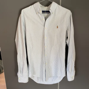 Polo skjorte - säljer min polo ralp lauren för att den är för stor. pris kan diskuteras. tar också byten. skicka ett meddelande om du har några frågor.