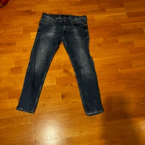 Blå jeans från Replay - Säljer ett par snygga blå jeans från Replay. Jeansen är bra skick och riktigt feta. W32 L30