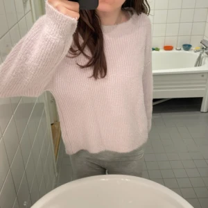 lila stickad tröja - ljuslila stickad tröja från kappahl. lite nopprig men inga hål / defekter. pris kan diskuteras <33