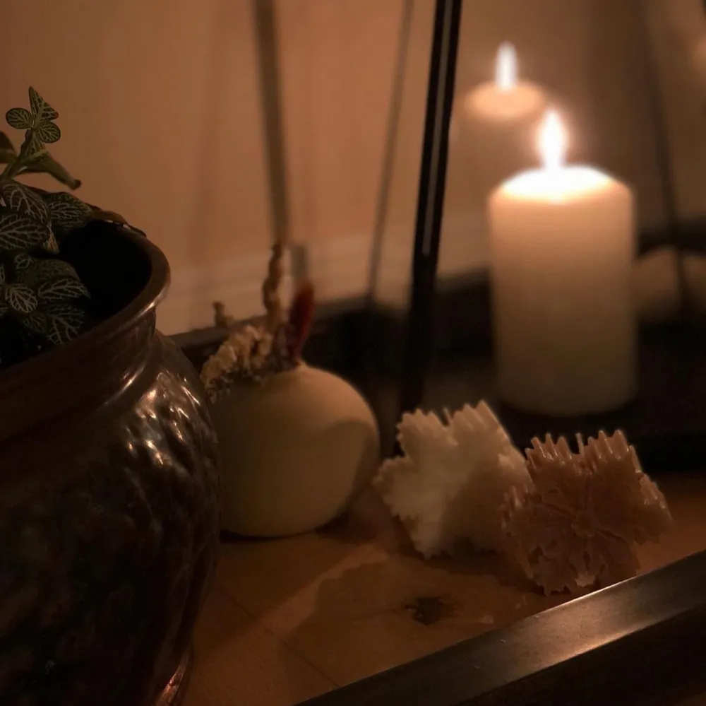 Ett väldigt fint och detaljerat ljus. Gjord på 100% stearin! 🕯️  Tillgängliga dofter: Finns som inlägg   Pris med doft: 93kr  Vikt: 74g   Psst…Vid önskemål finns det möjlighet för upphämtning/träff ☺️. Övrigt.