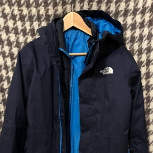 The north face jacka - En mycket fin the north face jacka (inner och skaljacka) som är perfekt för vintern och speciellt skidåkning. Helt vattentät.