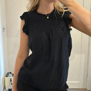 Svart blus  - Jättefin svart blus från esprit, storlek s men passar även xs💓💓