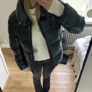 massimo dutti vinterjacka  - intressekoll på min vinterjacka  köpt på plick för 1000 skriv om du e intresserad😇😇                                 jackan har resår vid handlederna och lägst ner på jackan