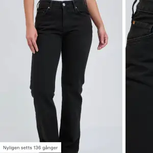 Ert par svarta low waist jeans från bil bok. Storleken är W 24L30. Dom sitter jätte bra på och dom passar till allt 