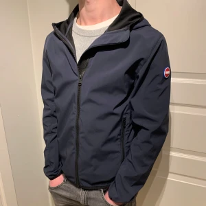 Colmar | Windbreaker/softshell - Säljer denna sköna Colmar jackan perfekt till hösten! | Riktigt fint skick har någon liten fläck på ärmen men knappast märkbar! | Strolek 48 och sitter som en S! | Ställ gärna frågor innan du köper!
