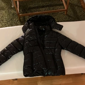 Glansig svart jacka lager 157 - Jättepopulär jacka från lager 157, svart och glansig, aldrig använd med prislappen kvar.