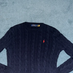 Ralph lauren stickad tröja - En kabelsticksd tröja från ralphlauren, aldrig använd i storlek S. Skriv för frågor mm. 