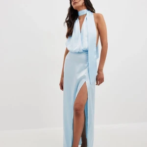 Balklänning  - Blå balklänning från nakd! Den är i väldigt bra skick har endast användas en gång och är i nytt skick