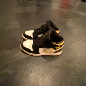 Jordan 1, mid - Jag säljer mina Jordan 1:s, de har använts men är fortfarande i gott skick. Skorna är i storlek 36.