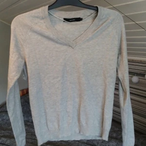 Grå tröja  - Grå v-ringad långärmad tröja från Vero Moda i storlek S. Använd nån gång. Inga defekter eller nopprig..