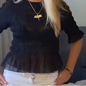 Svart smockad topp gina - Så fin genomskinlig svart smockad topp från Gina. Säljer då den ej används. Storlek S💖lånade bilder