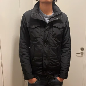 J.lindeberg jacka - Fin j.lindeberg jacka helt ny.  anvönd ett fåtal gånger  Inga skador  Perfekt jacka tillhösten isället för en field jacket 