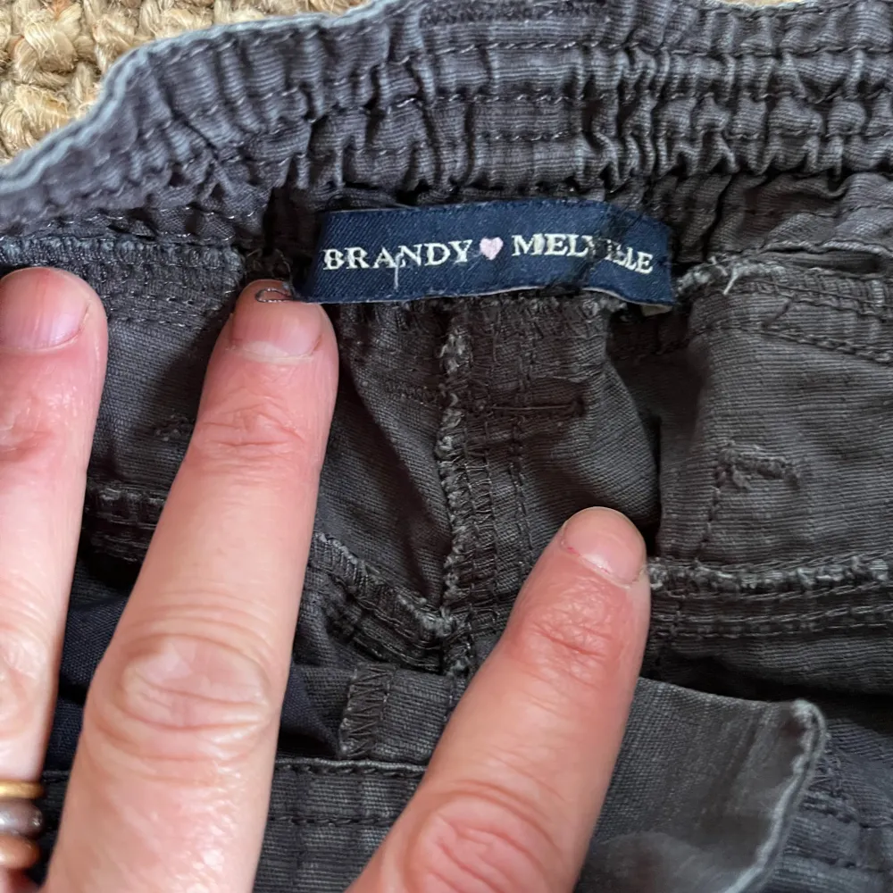 Grågröna cargo byxor säljes då för små. . Jeans & Byxor.