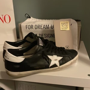  Golden goose   Skick 8,5/10 stl 43, Kan även ta byten  - Säljer dessa Svarta golden goosa som är perfekta för hösten och vinter 🍁❄️ Skicket 9/10  Låda och äktighets bevis kmr med  Kvitto finns   Ny pris 3800kr