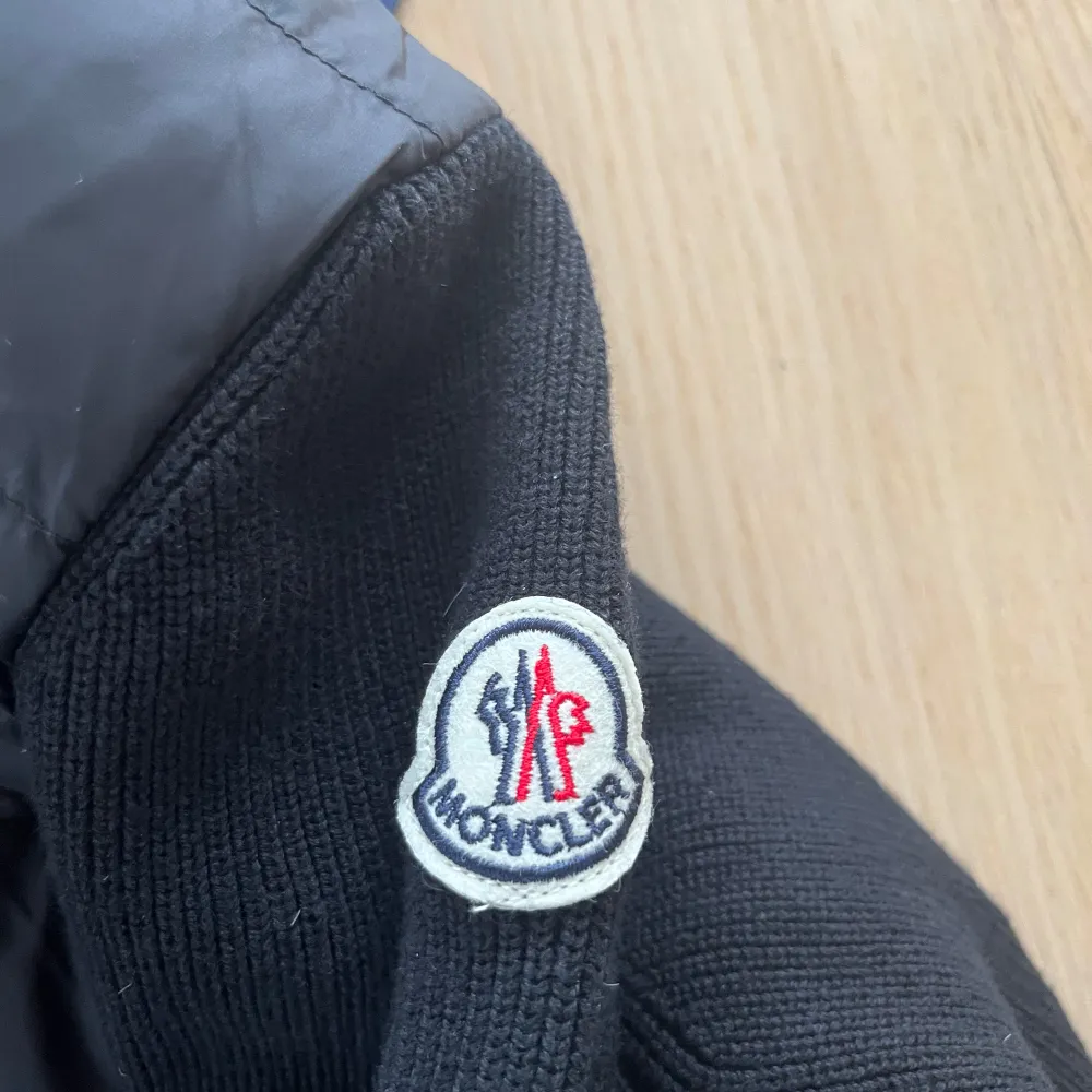 Tja! Jag säljer min moncler cardigan då den är för liten. Jackan är bara använd 3 gånger, skick 9/10. Jackan är storlek L men passar dig som har S/M. Priset kan diskuteras vid snabb affär.. Jackor.