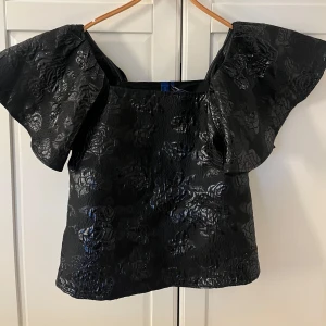 Résumé Bree blus  - Väldigt fin svart blus med mönster av blommor som tyvärr inte kommer till användning längre. Perfekt blus till fest och middagar 💕väldigt bra skick! 