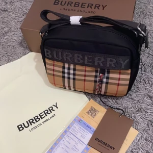 Burberry bag - Helt ny Burberry bag. Bra kvalité på väskan! Hör av er om ni är intresserade!