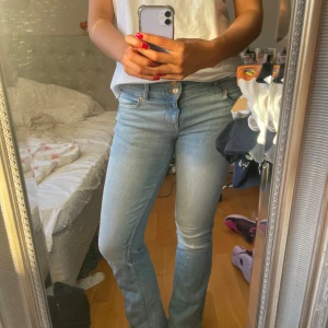 Ljusblå bootcut jeans - Jätte snygga ljusblåa bootcut jeans med lågmidjade. Fint skick och långa. Jag har sprättat upp de så att de går ner till marken på mig som är 175. Storlek m men passar även som s Skriv om du har en fråga!