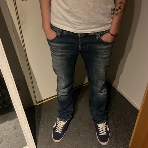 Blå jeans - Snygga jeans från Jack and Jones i storlek 28/32 i modellen regular fit. Dom är lite ljusare i verkligheten 