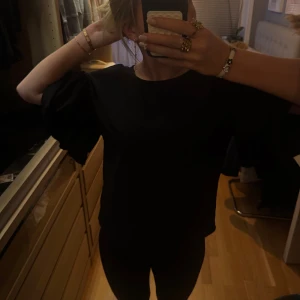 Svart topp från Gina Tricot - Snygg svart topp från Gina Tricot med volangdetaljer på ärmarna.💞 